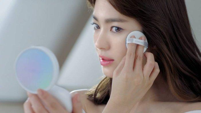 Ilustrasi wanita mengaplikasikan cushion secukupnya agar hasil tidak terlalu tebal.
