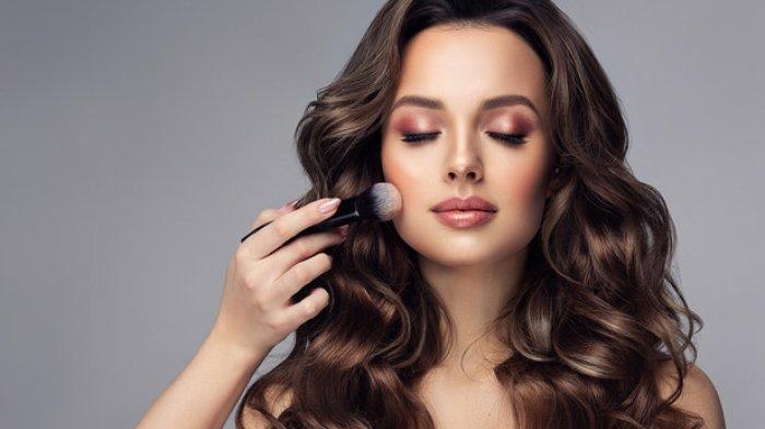 Ilustrasi wanita mengaplikasikan blush on.