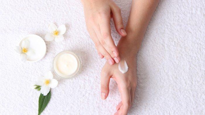 Ilustrasi wanita mengaplikasikan body lotion saat musim kemarau untuk mengurangi kulit kering.