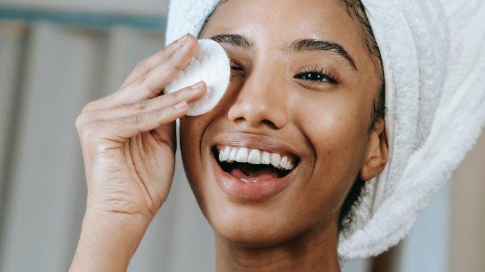 Ilustrasi wanita mengaplikasikan exfoliating pad.