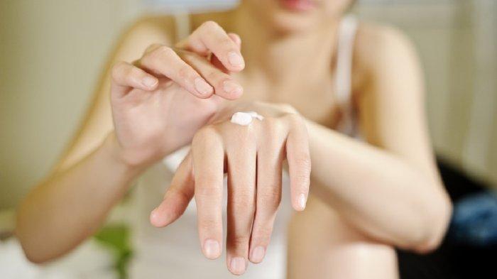 Ilustrasi wanita mengaplikasikan hand cream.