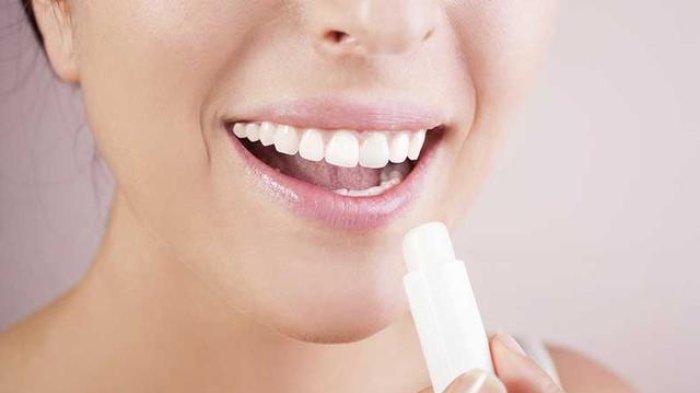 Ilustrasi wanita mengaplikasikan lip balm.