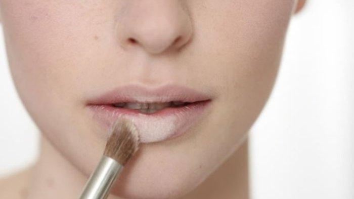 ilustrasi wanita mengaplikasikan lip concealer pada bibir.
