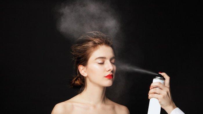 Ilustrasi wanita mengaplikasikan setting spray agar tahan lama.