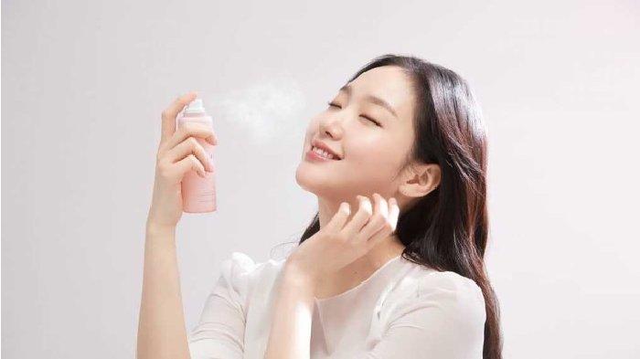 Ilustrasi wanita mengaplikasikan setting spray pada wajah setelah menggunakan cushion.