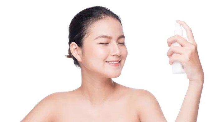 ilustrasi wanita mengaplikasikan sunscreen spray untuk melindungi kulit dari sinar UV.