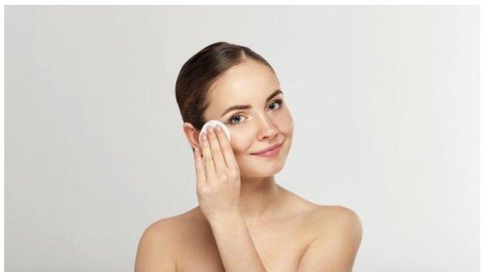 ilustrasi wanita menggunakan clear pad untuk mengeksfoliasi wajah