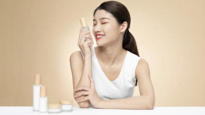 Ilustrasi wanita mengguanakan essence setiap hari agar wajah menjadi glowing dan cerah.