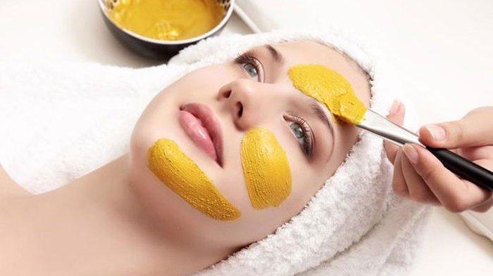 Ilustrasi wanita menggunakan masker kunyit yang dicampur madu.