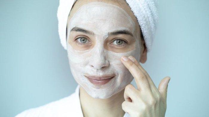 Ilustrasi wanita menggunakan masker khusus untuk memberikan kelembapan pada wajah saat musim kemarau.