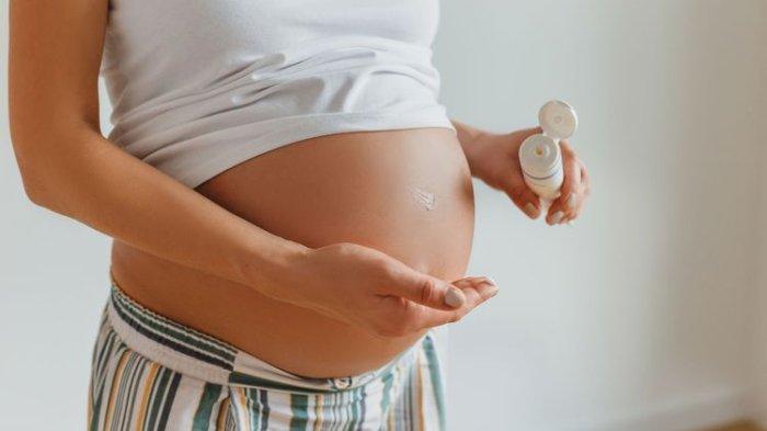 Ilustrasi wanita menggunakan produk anti stretch mark.