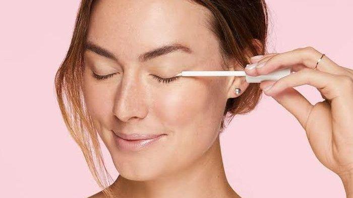 Ilustrasi wanita menggunakan serum bulu mata