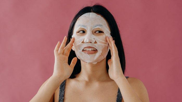 Ilustrasi wanita menggunakan sheet mask dengan formula mencerahkan.