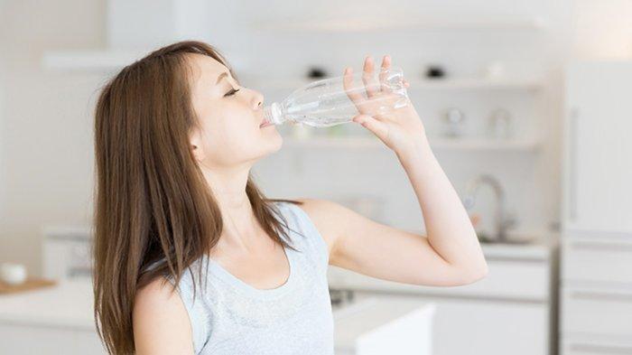 Memperbanyak konsumsi air putih dapat membantu menyembuhkan asam urat tanpa menggunakan obat-obatan lagi.