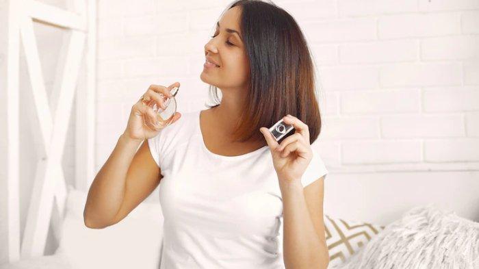 Ilustrasi wanita menyemprotkan parfum.