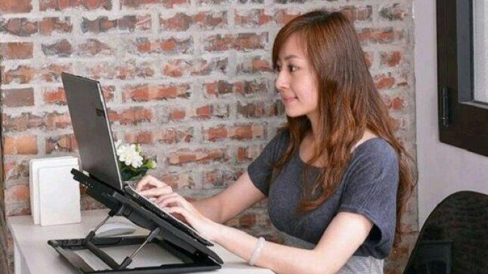 Ilustrasi pemakaian laptop dengan cooling pad untuk menjaga suhu dan performanya