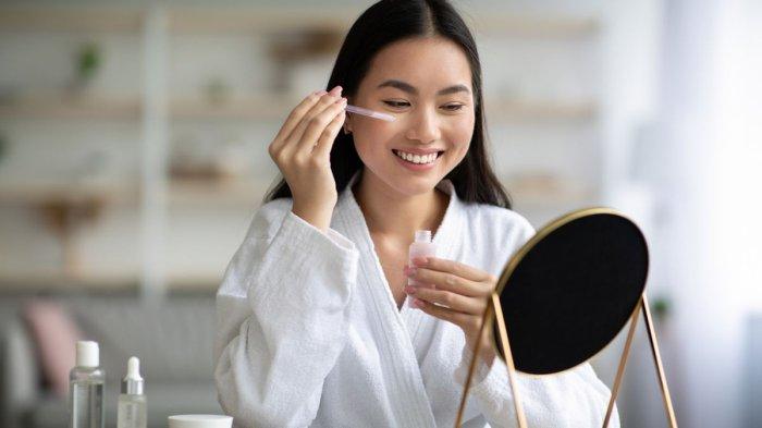 Ilustrasi wanita yang melakukan perawatan kulit