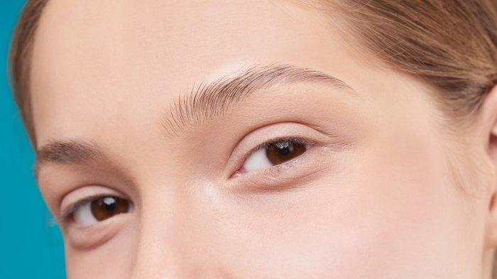 Ilustrasi wanita dengan kesehatan mata yang terjaga.