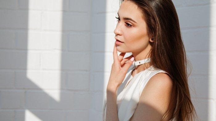 Ilustrasi wanita yang memiliki kulit yang halus bebas dari tekstur yang kasar.