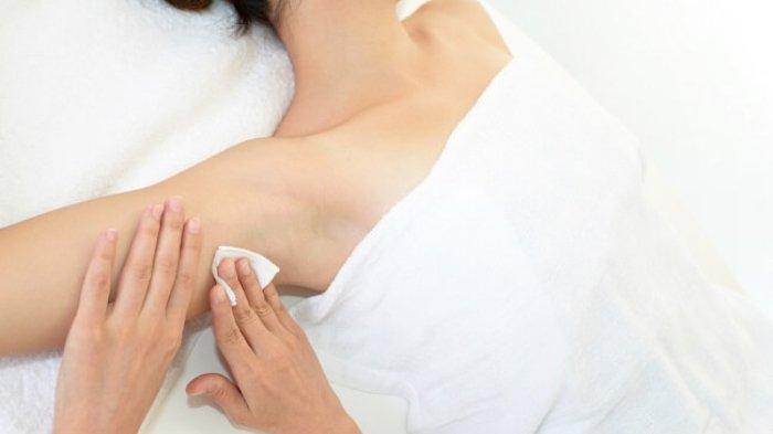 Ilustrasi wanita yang melakukan laser penghilang bulu ketiak.