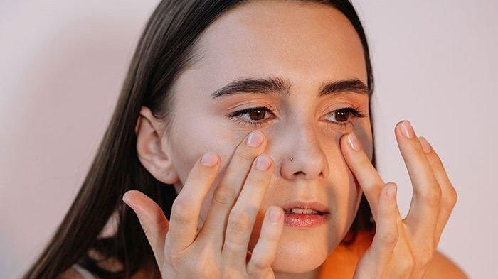 Wajah bengkak karena tidak cocok skincare