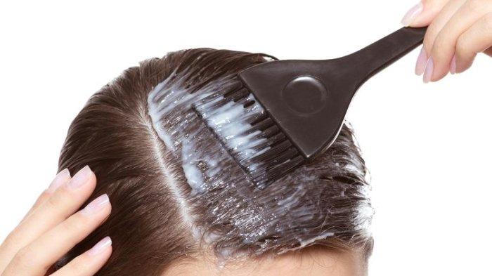 Ilustrasi wanita yang mewarnai rambut dengan semir atau cat rambut.