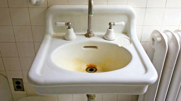 Ilustrasi wastafel yang penuh noda karat, bisa diatasi dengan bahan alami.