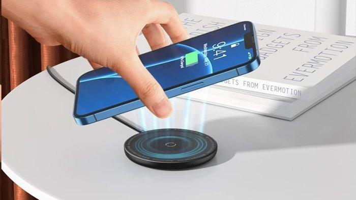 Ilustrasi HP diisi ulang daya baterainya dengan wireless charging