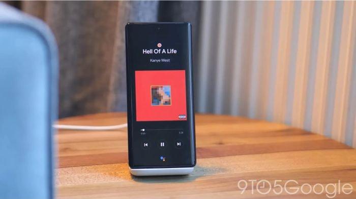 Ilustrasi HP yang sedang di-charge dengan wireless charging, masih bisa dipakai untuk mendengar musik atau menonton film