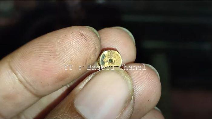 Ilustrasi nozzle kompor gas tersumbat, menyebabkan nyala apinya kecil