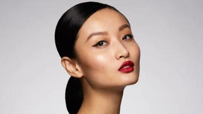 Ilustrasi memilih warna lipstik yang disesuaikan warna mata.