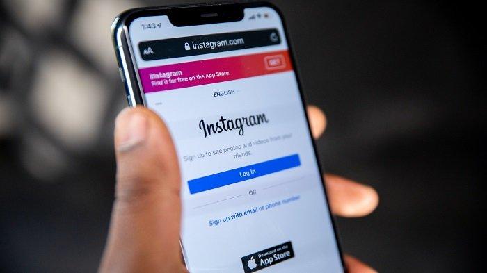 Ilustrasi login di media sosial, sebaiknya buat password yang berbeda dari akun lain
