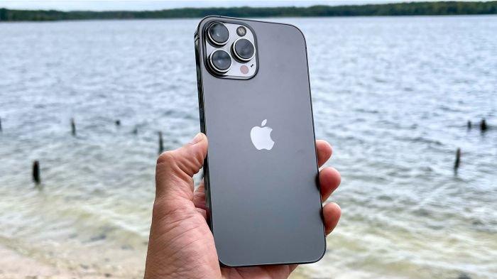 Desain bodi belakang iPhone 13 Pro