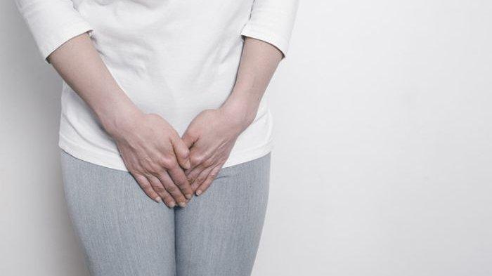 Ilustrasi seorang wanita yang mengalami masalah bau saat menstruasi