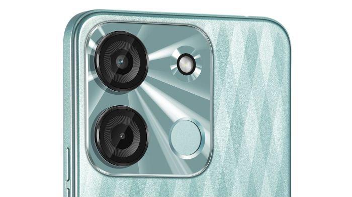 Modul kamera itel A60s yang berisi susunan dua lensa, LED Flash dan sensor fingerprint