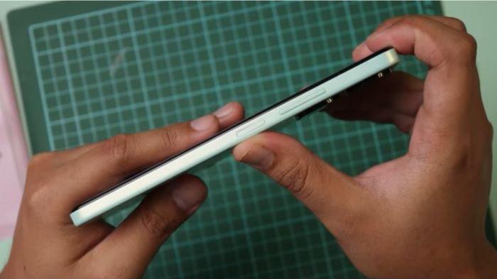 Ilustrasi sensor fingerprint di sisi samping HP