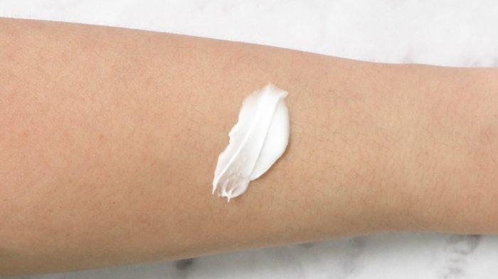 Iustrasi tekstur sunscreen yang bisa berbeda dari sunblock.