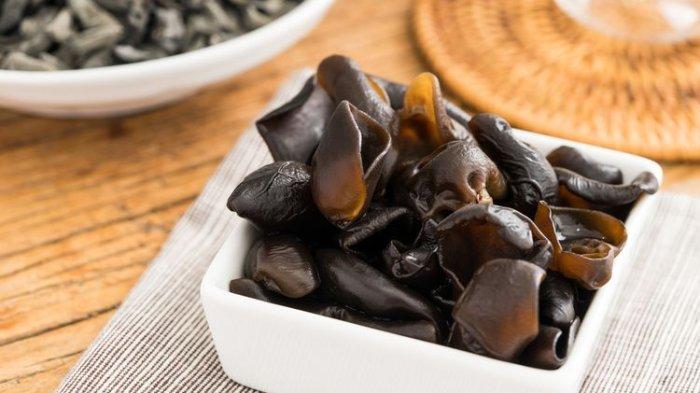 Jamur jadi sayur yang mengandung purin tinggi, jadi tidak boleh dikonsumsi berlebihan.