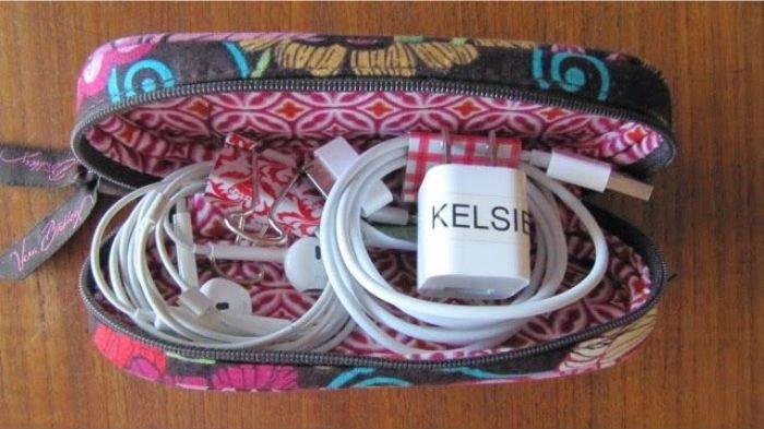 Ilustrasi penyimpanan charger dan aksesoris gadget dengan rapi dalam tas
