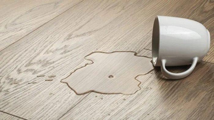 Jangan membiarkan lantai vinyl basah terlalu lama karena akan membuat cepat rusak dan mengubah tekstur