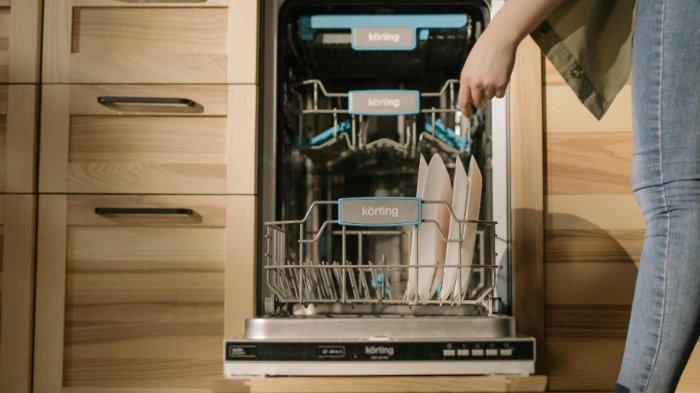 Jangan gunakan dishwasher untuk membersihkan panci rice cooker.