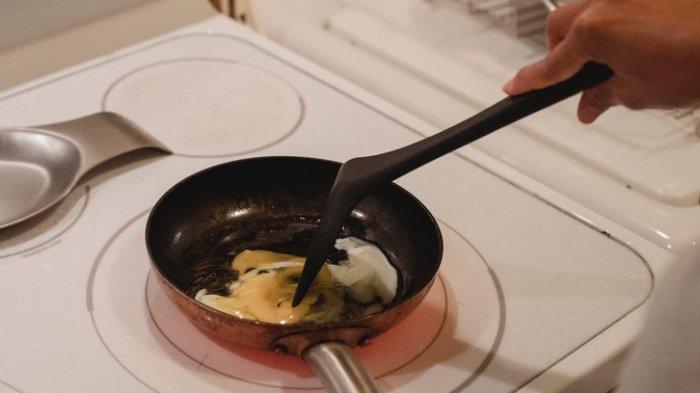 Jangan gunakan spatula besi saat memasak dengan wajan anti lengket, bisa merusak lapisan.