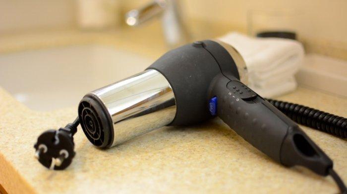 Bukan hanya mengeringkan rambut, kamu juga bisa menggunakan hair dryer untuk mengeringkan sepatu lembap secara mudah asal caranya tepat.
