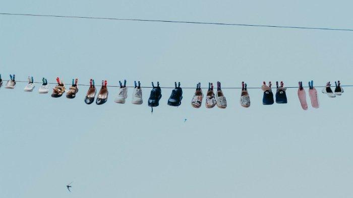 Jemur sepatu di bawah sinar matahari untuk menghilangkan baunya