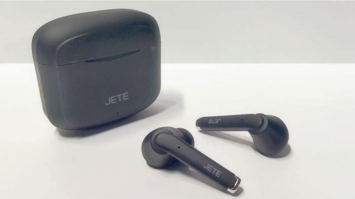 Ilustrasi mengeluarkan earbuds TWS dari charging case untuk dibersihkan