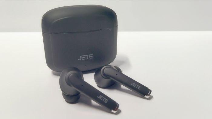 Punggung belakang masing-masing earbuds TWS JETE T11 dibekali fitur Smart Touch