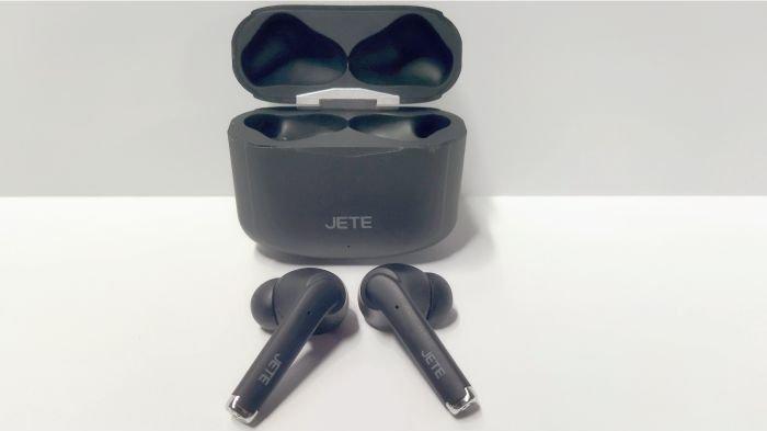 Ilustrasi earbuds dan charging case sebuah produk TWS