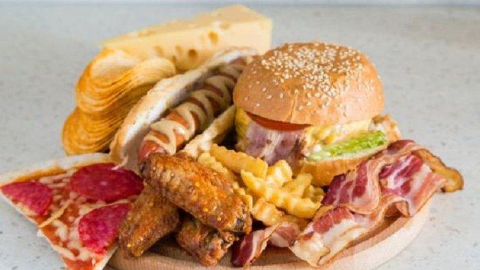 Junk food termasuk salah satu masakan yang harus dihindari penderita kolesterol.