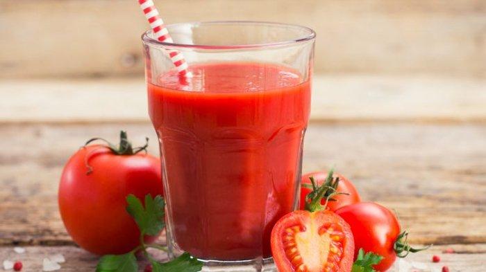 Jus tomat bisa menjadi minuman alternatif sehat yang bisa menurunkan kolesterol.