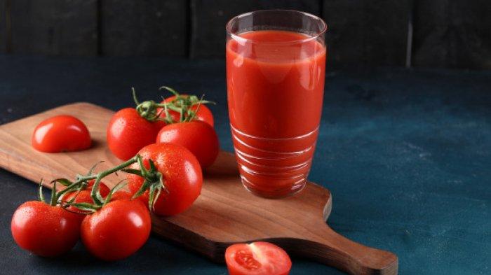 Jus Tomat merupakan salah satu minuman minuman sehat yang bisa membantu menurunkan hipertensi.